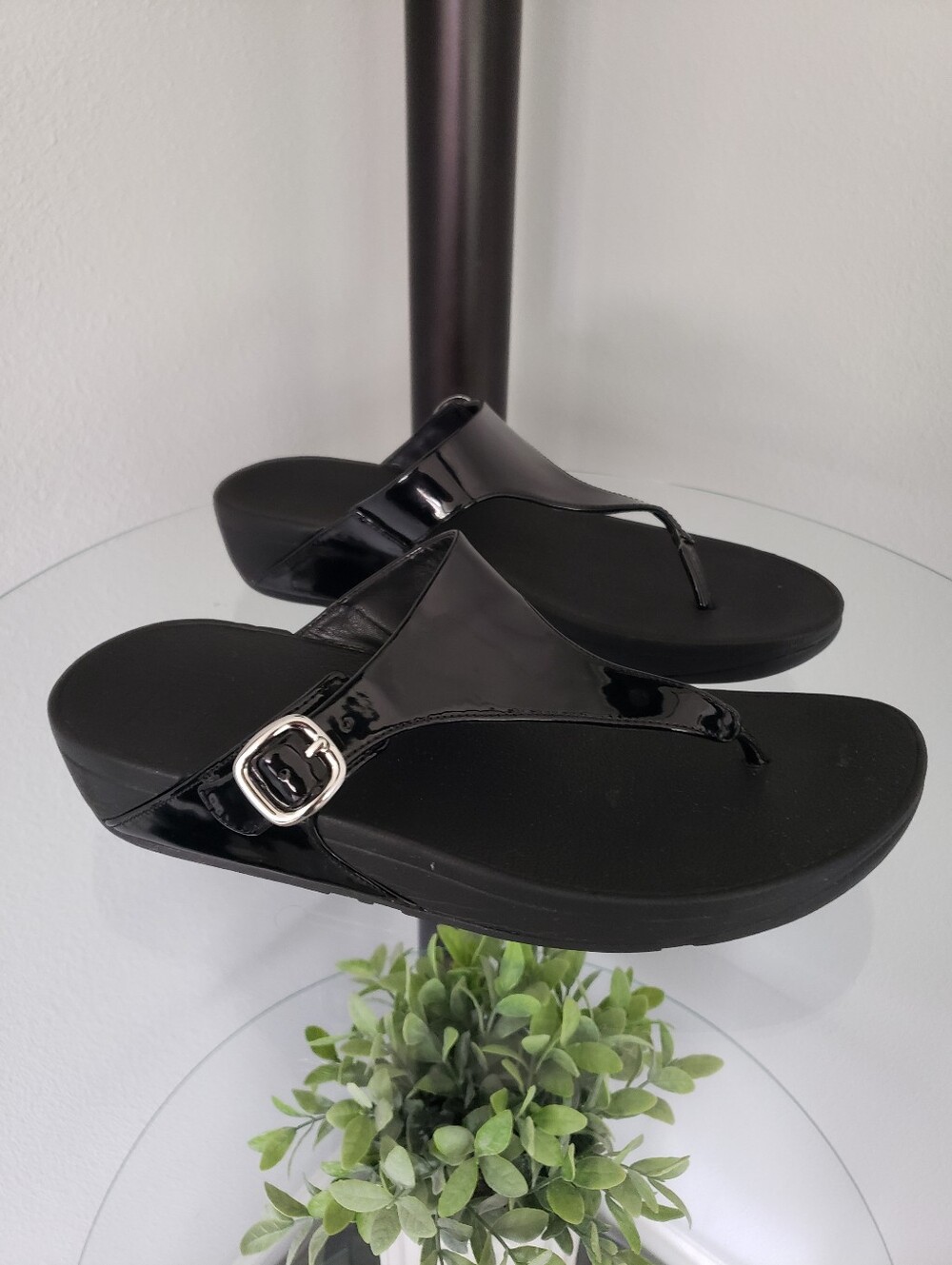 FitFlop Black Patent Thong Sandals with Buckle Lulu Womens Size 11